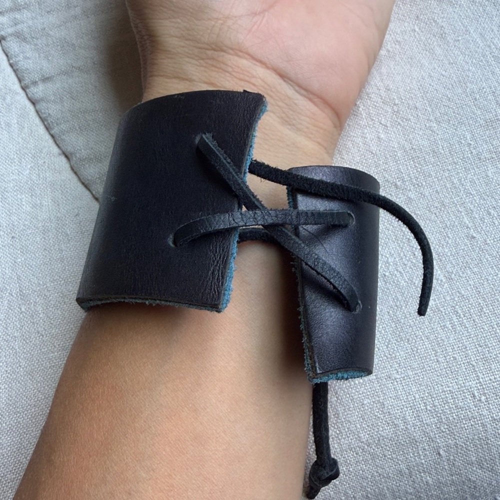 🎭 NEW 🎭 Black Leather Wearable with Silver and Turquoise Accent Scarabei Charm - Picture 4 of 6